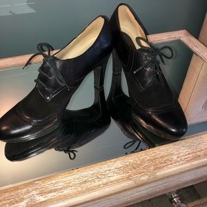 Black vintage look lace up naturalized heels 9.5N